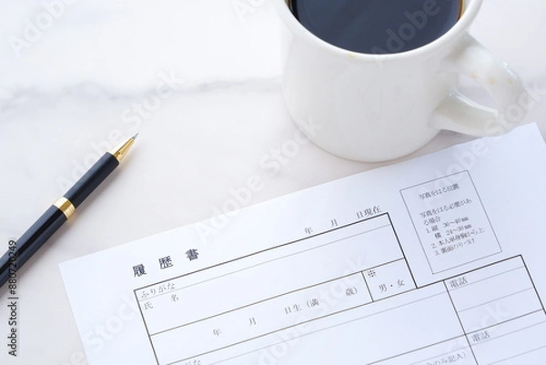 Obraz コーヒーを飲みながら、履歴書を書く
