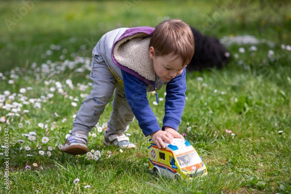 Obraz Kleinkind zwischen Gänseblümchen