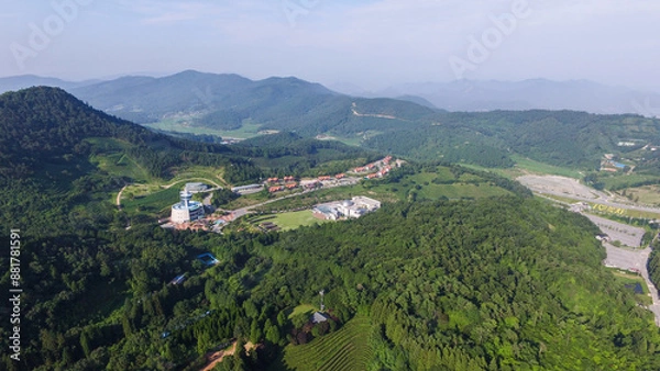 Obraz 드론으로 촬영한 한국의 보광차박물관과 천문대.