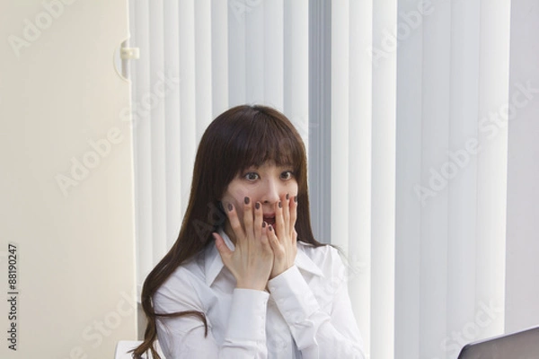 Fototapeta 驚く若い女性