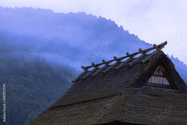 Obraz 朝靄の中の京都かやぶきの里