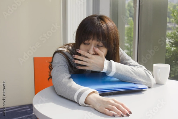 Obraz あくびをする若い女性