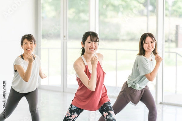 Fototapeta スポーツジムでダンス・エアロビレッスンをする女性達
