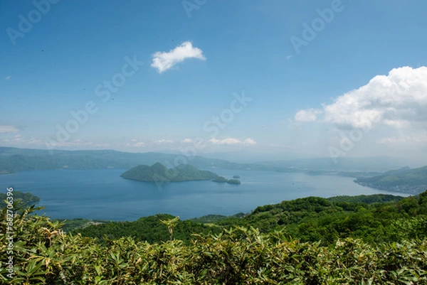 Obraz 湖の中の小島と大きな雲