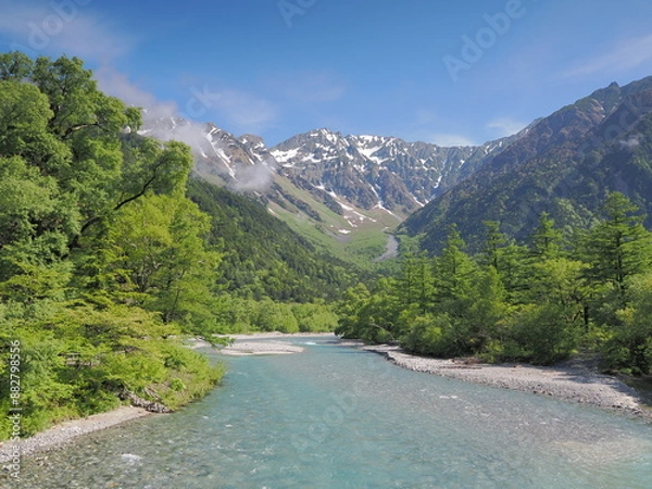 Obraz 上高地　河童橋の上から見た梓川と初夏の穂高連峰