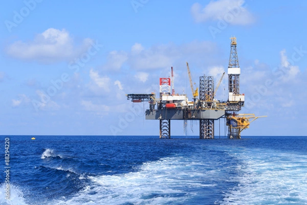 Fototapeta Platforma wiertnicza Jack Up Offshore nad platformą produkcyjną