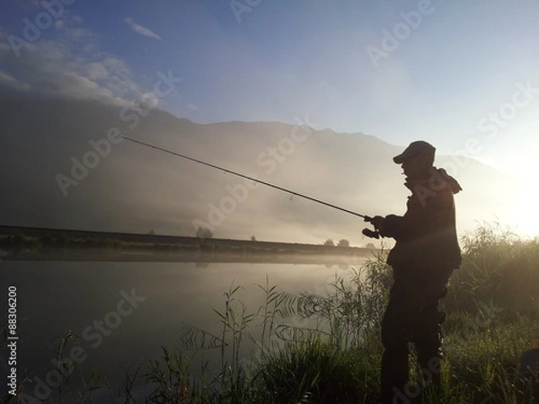 Fototapeta pescatore sul fiume all'alba