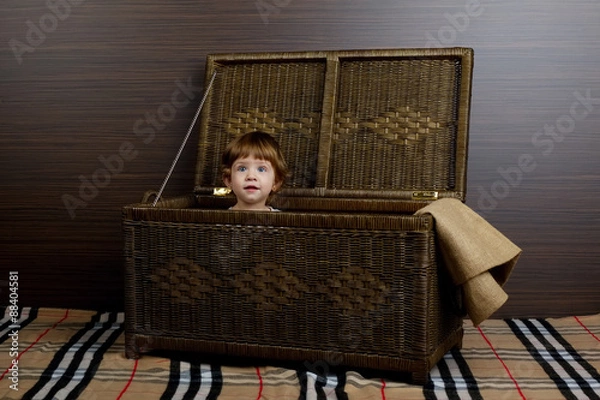 Obraz little girl sitting in suitcase 