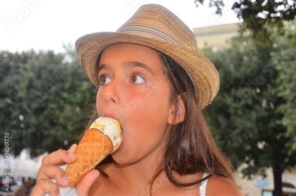 Fototapeta Mädchen mit Strohhut