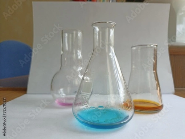 Obraz Chemical glassware in a chemistry lesson. Demonstration experience.
