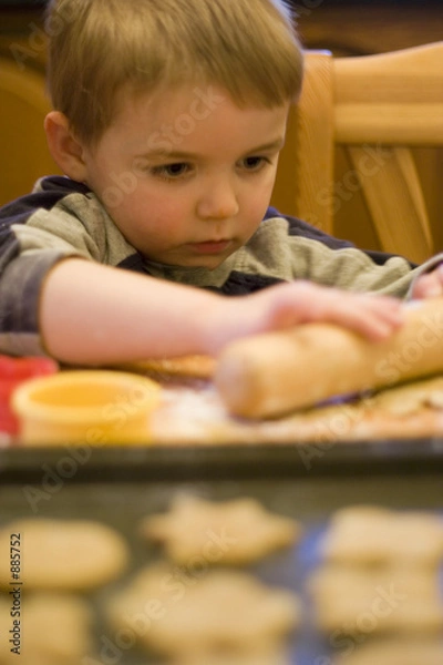 Obraz młody chłopak za pomocą wałka do ciasta.