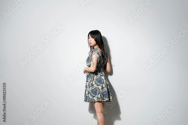 Fototapeta 夏のワンピースを着た女性