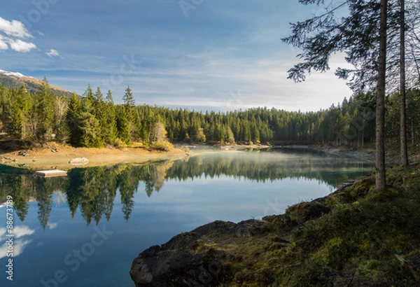 Fototapeta Caumasee mit Morgendunst