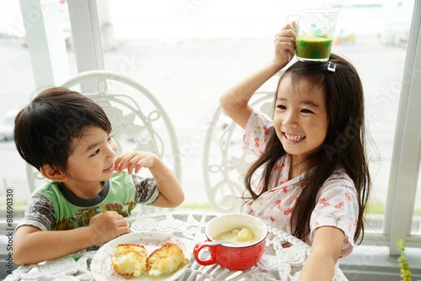 Obraz 朝食中の姉弟
