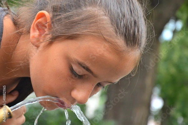 Obraz Mädchen am Brunnen