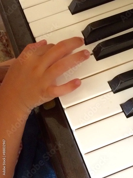 Obraz ピアノを弾く子どもの手