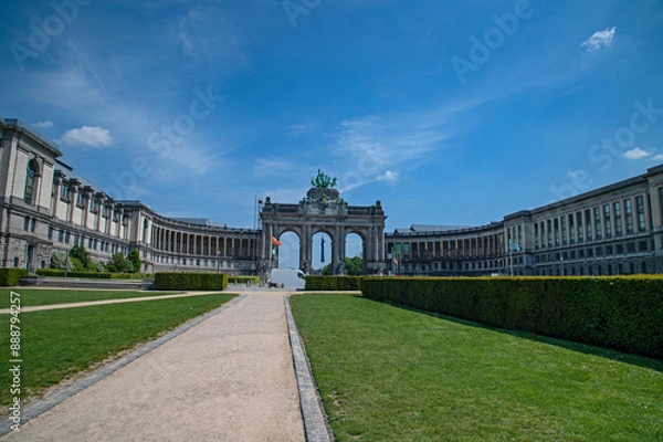 Obraz Cinquantenaire Park and the Great Triumphal Arch of 1905 in the park, consisting of three openings and topped with a bronze sculpture
