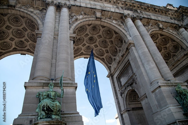 Obraz The Great Triumphal Arch of 1905 in Cinquantenaire Park, consisting of three openings and topped with a bronze sculpture