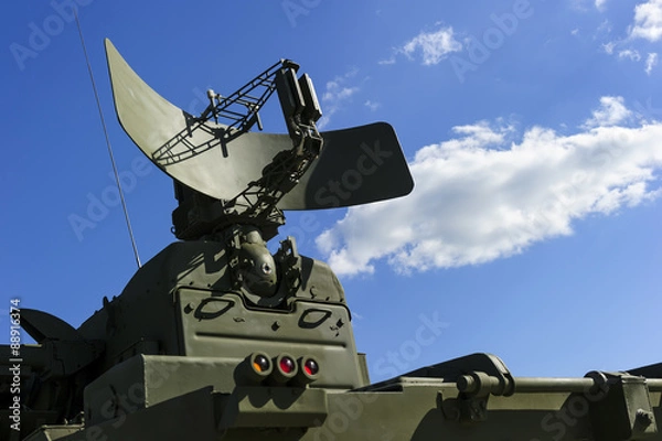 Obraz Radar obrony powietrznej mobilnego mobilnego systemu wyrzutni rakiet zielonych kolorów, nowoczesnego przemysłu wojskowego, białej chmury i niebieskiego nieba na tle