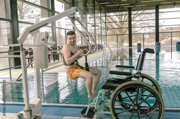 Fototapeta Niepełnosprawny mężczyzna w basenie. Wózek inwalidzki. Osoba niepełnosprawna na wózku inwalidzkim.