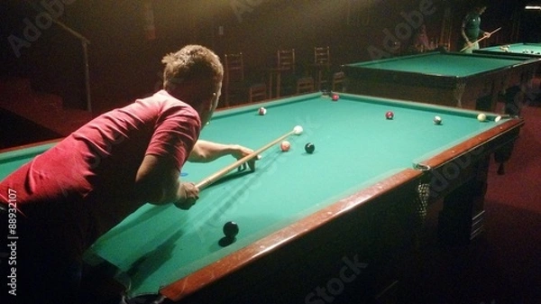 Obraz Homem jogando sinuca em bar