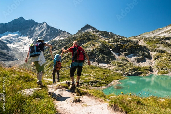 Obraz Rodzina z dziećmi wędrówkami na wakacjach w Alpach austriackich z jeziorem i lodowcowym widokiem