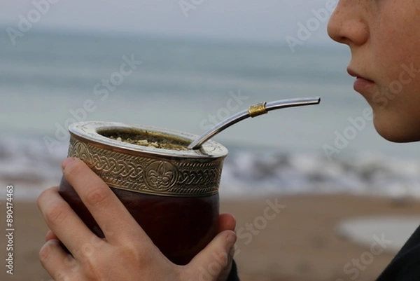 Obraz Niño tomando mates en la playa