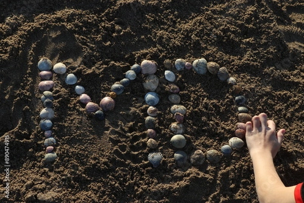 Obraz Letras creadas con ostras sobre la arena