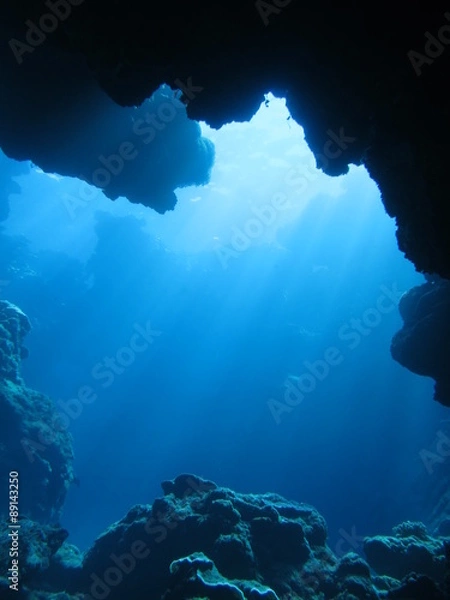 Obraz  光射すダイナミックな海中地形　（優しい光）沖縄離島ダイビング　粟国島　