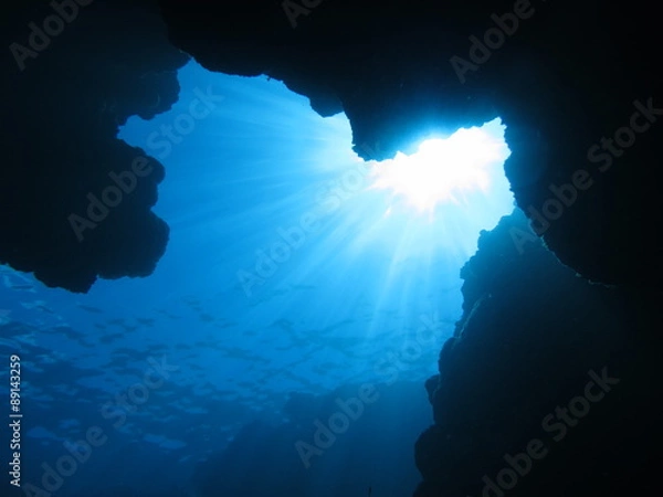 Obraz  光射すダイナミックな海中地形（シャープな光）　沖縄離島ダイビング　粟国島　