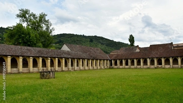 Fototapeta Le grand cloitre de l’ancienne Chartreuse Saint-Sauveur de Villefranche-de-Rouergue dans l’Aveyron