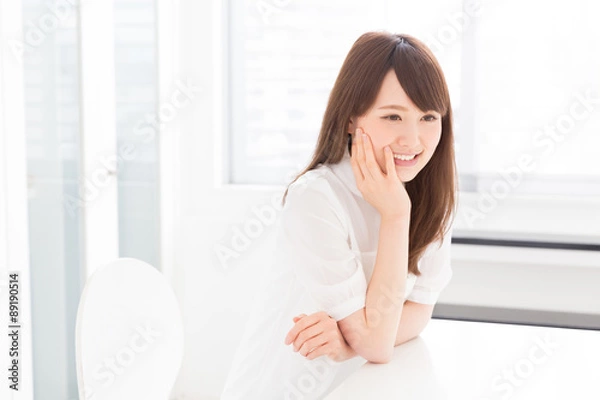 Fototapeta 部屋でリラックスする女性