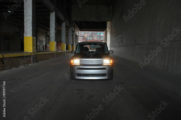 Obraz SUV za pomocą reflektorów w tunelu