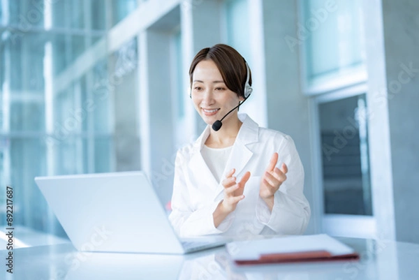 Fototapeta ヘッドセットをつけた女性医師