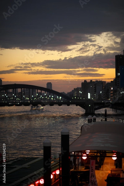 Fototapeta 屋形船と夕焼けと橋