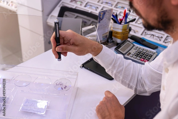 Fototapeta demonstrate the effectiveness of the transition within the lens between the clear state and the darkened sunshade state when exposed to light