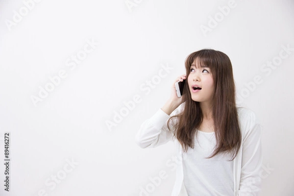 Fototapeta 部屋着でスマホ