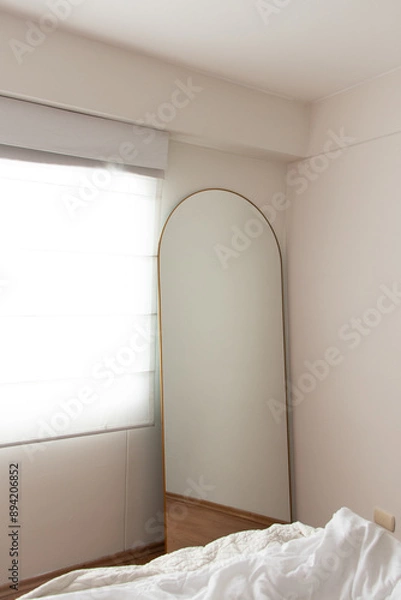 Fototapeta espejo de pie en una habitación con una ventana 