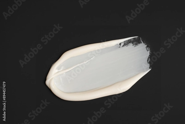 Obraz 검은 바탕에 묻힌, 문지른 하얀색 크림 화장품