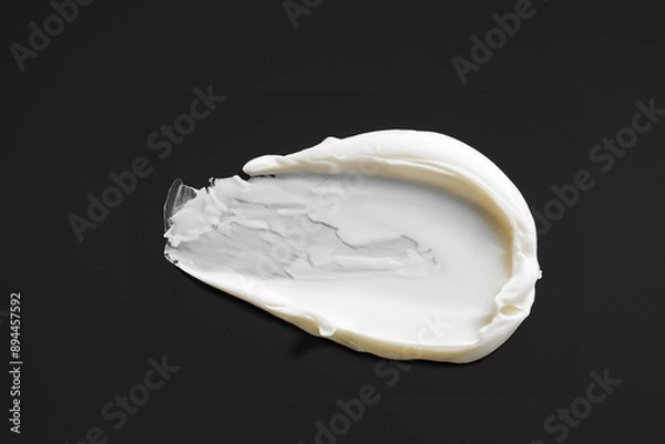 Obraz 검은 바탕에 묻힌, 문지른 하얀색 크림 화장품