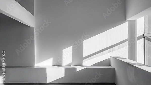 Obraz 光と影が白い壁に幾何学的な形を作り出している、モノクロ写真アート風背景グラフィック