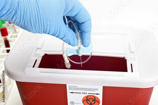 Obraz Technician drops catheter into sharps container