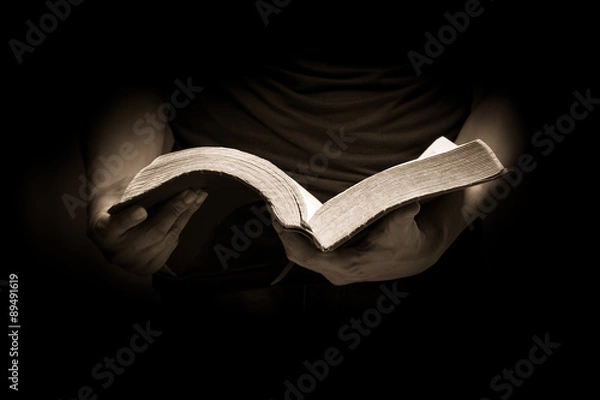 Obraz A man reading the Holy Bible.