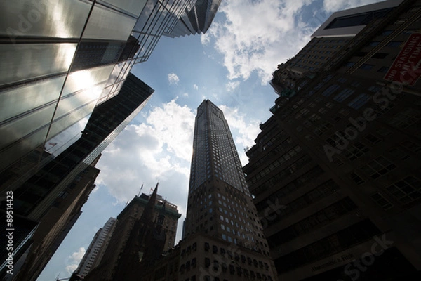 Fototapeta panorami della città di new york con strade e grattacieli al tramonto