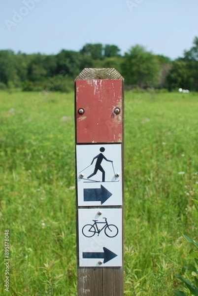 Obraz Moraine Hills State Park, McHenry, Illinois, USA. A directional sign for skiers and cyclists on one of the park trails.