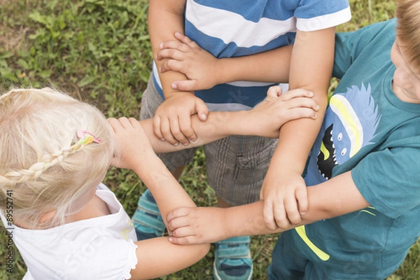 Fototapeta Kinder halten ihre Hände