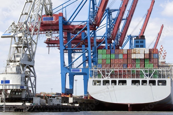 Fototapeta Containerschiff an einem Containerterminal  in Hamburg