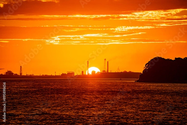 Obraz 海辺の工場地帯に沈みゆく夕日　福岡県・北九州工業地域