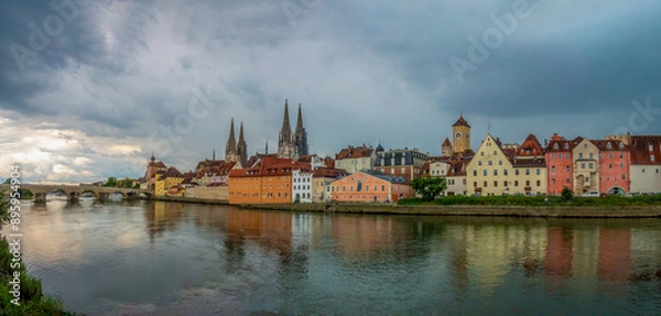 Fototapeta Panoramic view of the stunning medieval old town of Regensburg on the shores of the Danube river. Regensburg, Upper Palatinate, Bavaria, Germany