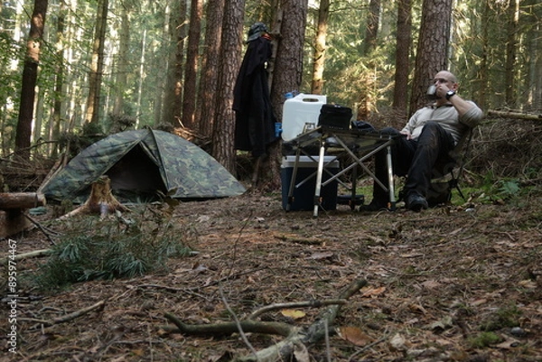 Obraz Wildcamping im Wald